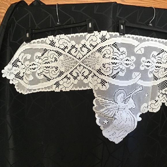 White Lace Mantel Scarf with angels and scalloped edging - Picture 5 of 8